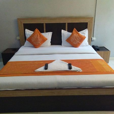 Hotel Samridhi Palace Juhi Bari Экстерьер фото